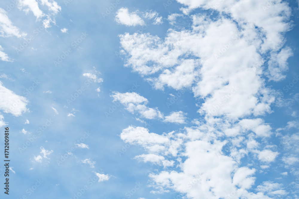 Obraz premium ふわふわした薄い雲と夏のようなさわやかな青空 風に流れる雲と美しい天気 秋の空