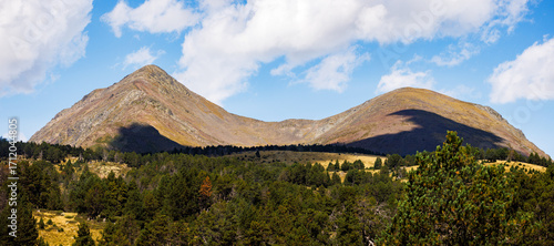 Panorama des deux Peric en Capcir avec l'ombre du soleil sous le col