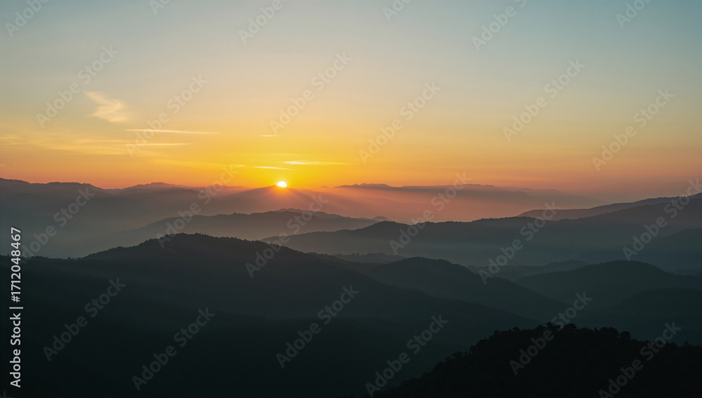Fototapeta premium 低い太陽が霧の層を透かしながら稜線を縁取り色相の移ろいが上質な印象を残すブランドタイアップにも使いやすいクリーンな朝景.生成AI