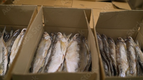 Stockfish drying and packaging process in cardboard boxes