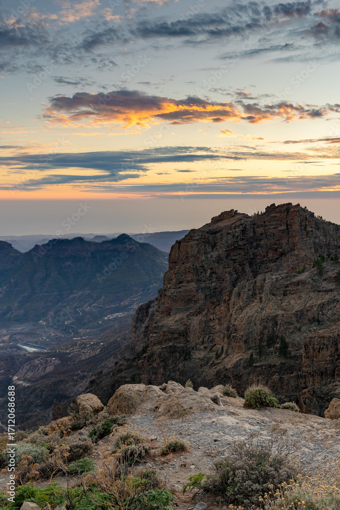 Obraz premium Blick vom Mirador del Pico de los Pozos de las Nieves auf dem Pico de las Nieves auf das Tal von San Bartolomé de Tirajana der Insel Gran Canaria, Spanien, bei Sonnenuntergang