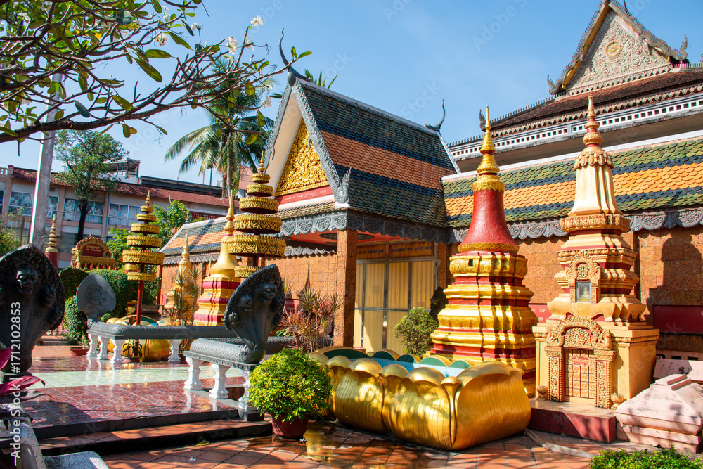 Obraz premium A visit to Wat Preah Prom Rath, a stunning Buddhist temple in the heart of Siem Reap, Cambodia.