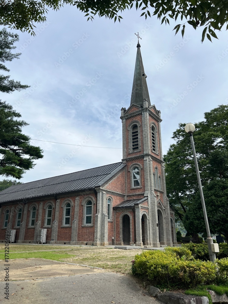 Fototapeta premium 파란하늘과 오래된 성당의 모습