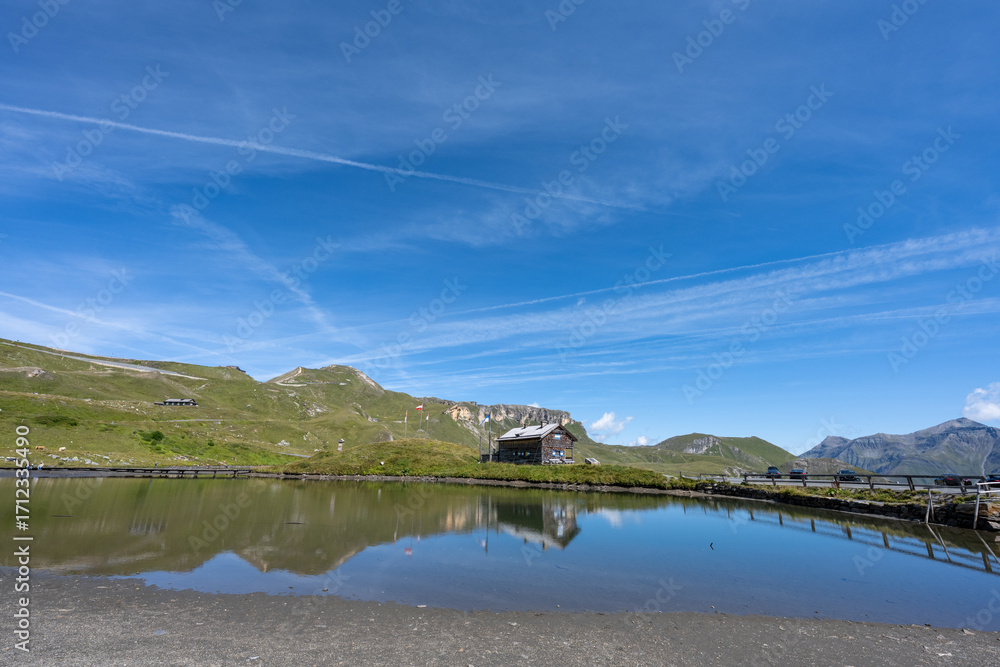 Fototapeta premium Alpenparadies, Fuschers Lacke, ein kleiner See an der Hochalpenstraße