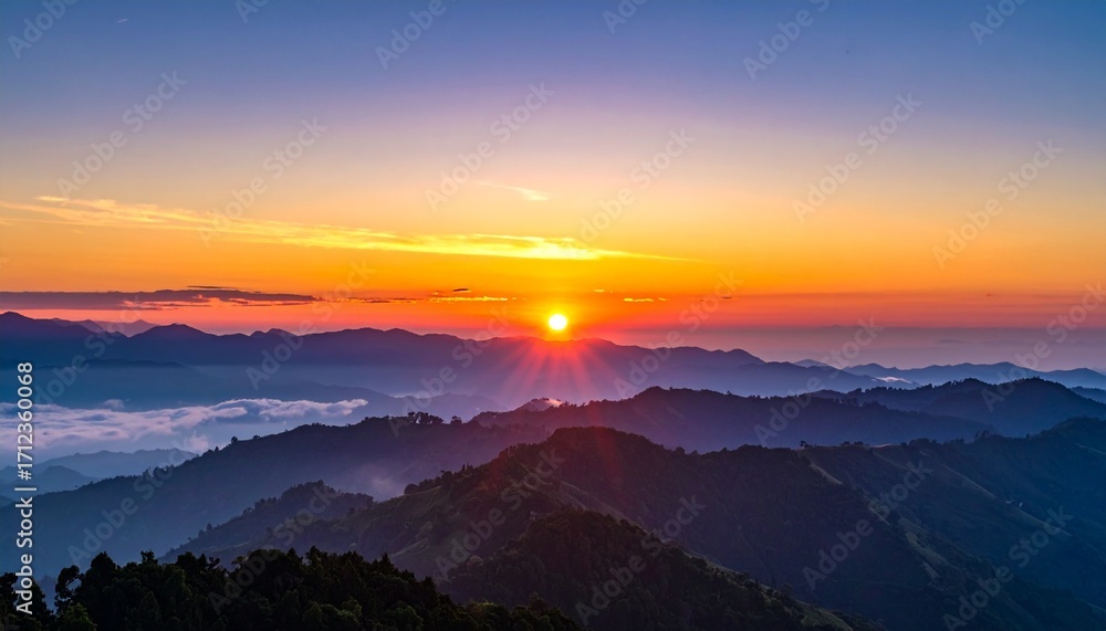 Obraz premium 朝焼けが山々を染める壮大な絶景の瞬間