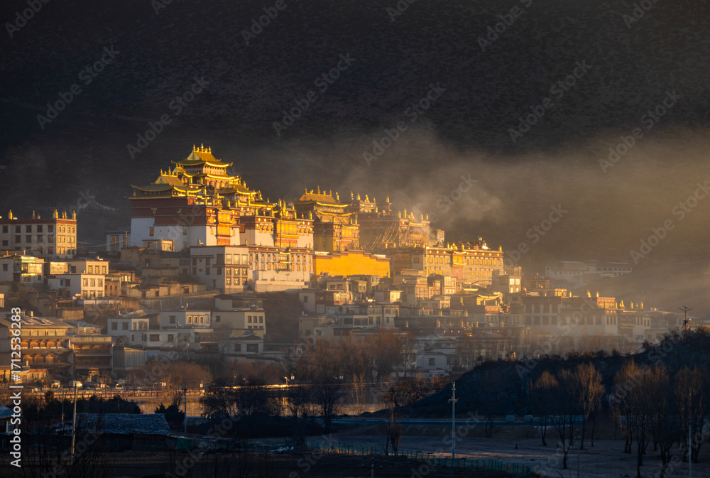 Fototapeta premium The sunrise view of Songzanlin Monastery in Shangri-La, Yunnan 