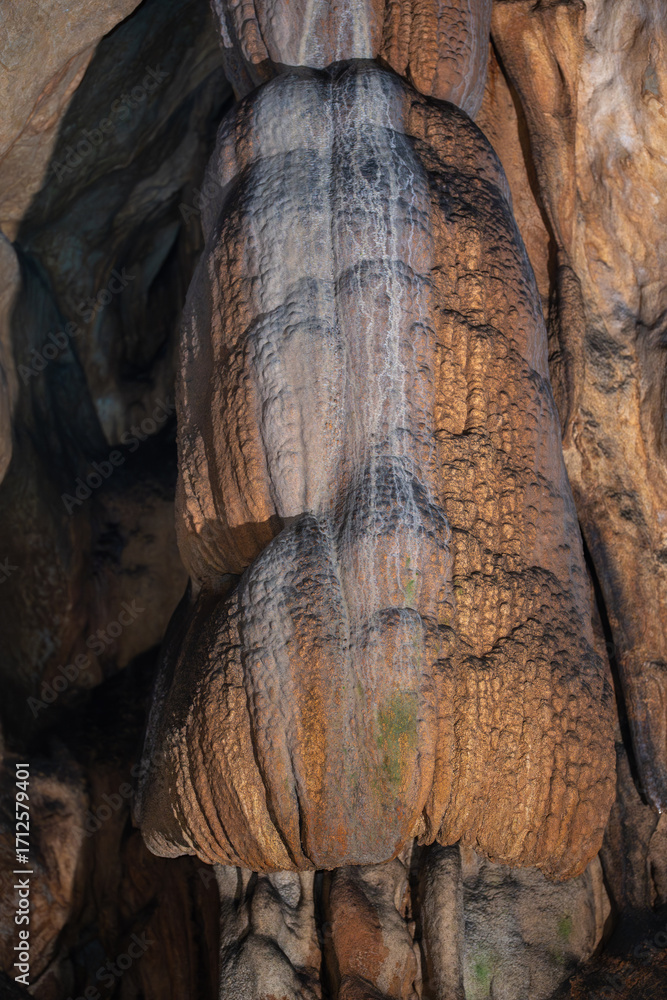 Obraz premium Flowstone formation inside limestone cave