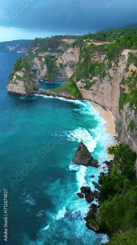 Diamond Beach, ein beliebter Touristenort auf der Insel Nusa Penida. Natur und Touristen am Strand, Blick aus großer Höhe