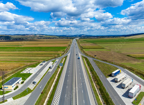 Tapet Aerial view of the A3 Transylvania highway between the cities of Targu Mures and