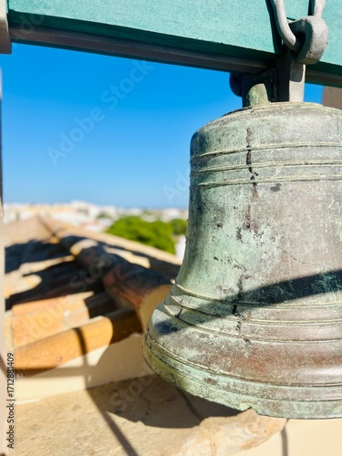 Cloche d’église à Faro avec vue sur toits en tuiles – patrimoine religieux et architecture portugaise
