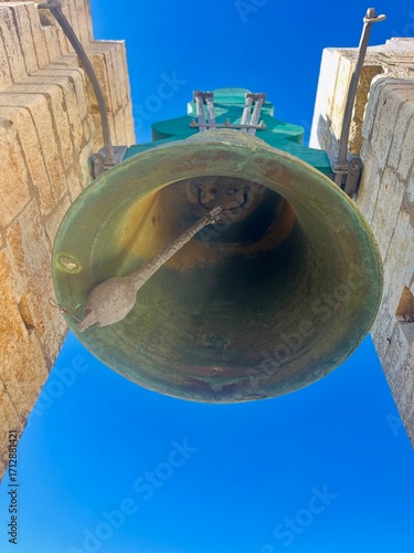 Grosse cloche d’église en action – sonnerie traditionnelle et architecture religieuse