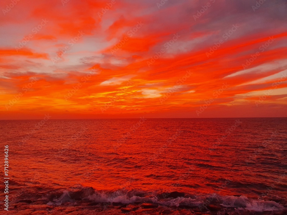 Fototapeta premium No filter sunset over the sea