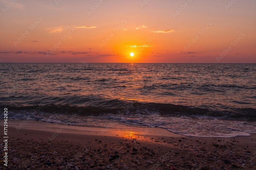 Fototapeta premium Sun setting beyond the sea horizon