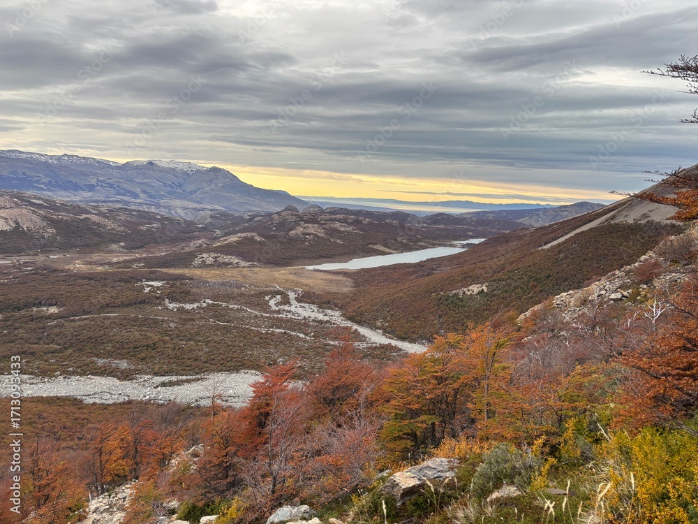 Obraz premium View on Laguna Madre e Hija in Autumn, El Chalten, Patagonia, Argentina