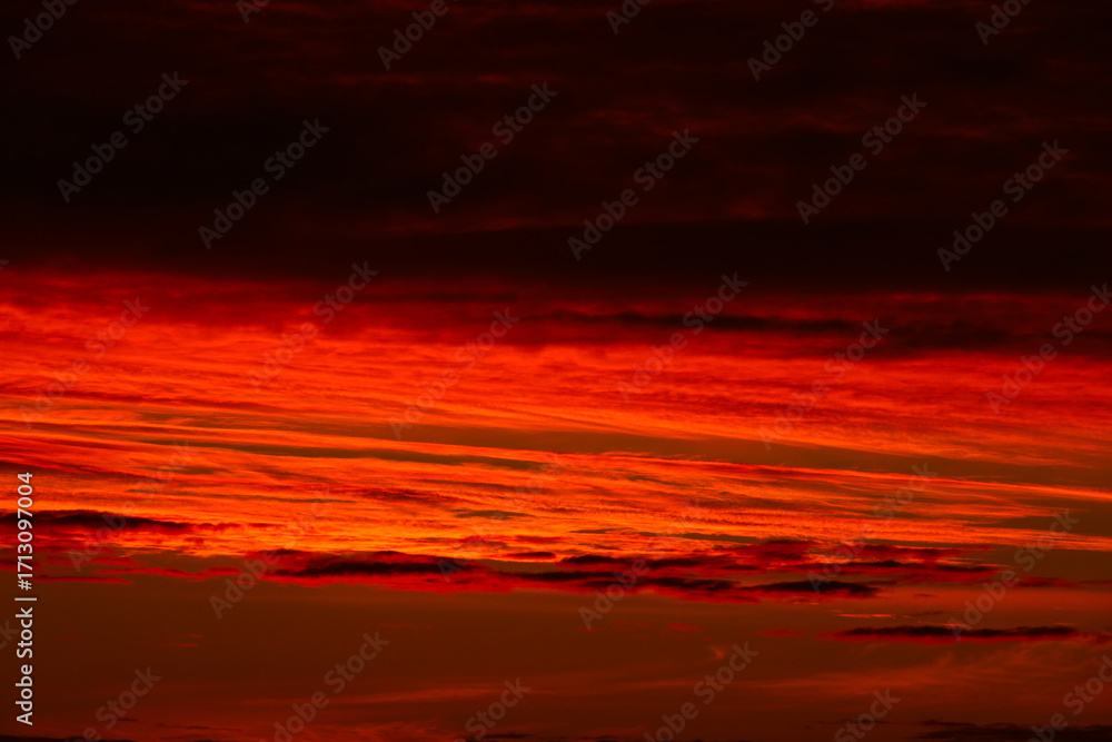 Naklejka premium bright sunrise for background or sky and cloud at morning