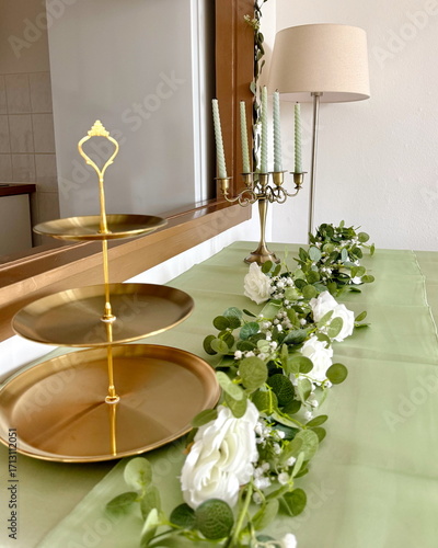 Sommerliches Buffet mit Blätterteigrosen, Vanilleeis und Obstdeko auf grün gedecktem Tisch goldene Tischdeko Anlass Hochzeitdeko Partybuffet