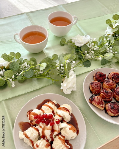 Sommerliches Buffet mit Blätterteigrosen, Vanilleeis und Obstdeko auf grün gedecktem Tisch goldene Tischdeko Anlass Hochzeitdeko Partybuffet