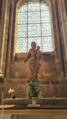 Wallpaper Mural Une belle Vierge à l'Enfant dans l'une des chapelles du chœur de la collégiale Saint-Léonard-de-Noblat Torontodigital.ca