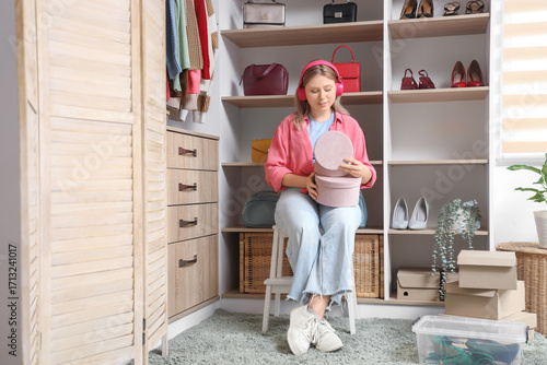 Young woman with boxes orga...