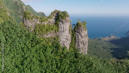 Vidéo des pitons volcaniques de la vallée de HANE sur l'ile de UA HUKA au soleil couchant