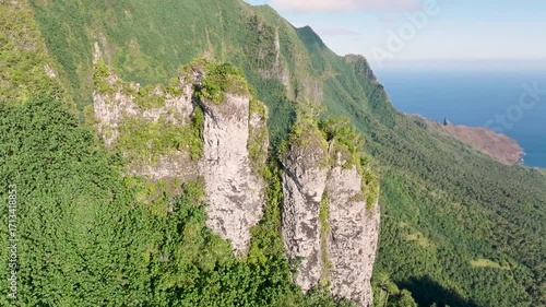 Vidéo des pitons volcaniques de la vallée de HANE sur l'ile de UA HUKA au soleil couchant