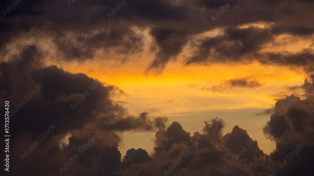 Fototapeta premium 奄美大島の夏の夕暮れの空。