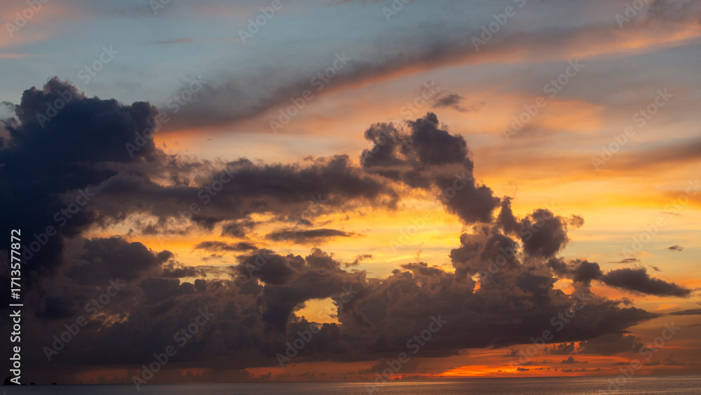 Fototapeta premium 奄美大島の夏の夕暮れの空。