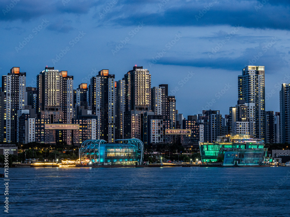 Obraz premium Seoul, South Korea – September.18.2025: Sunset View of Some Sevit Floating Island and Apartment Towers by Han River