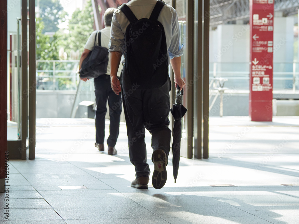 Obraz premium 夏の金沢駅東口を出る男性サラリーマンの姿