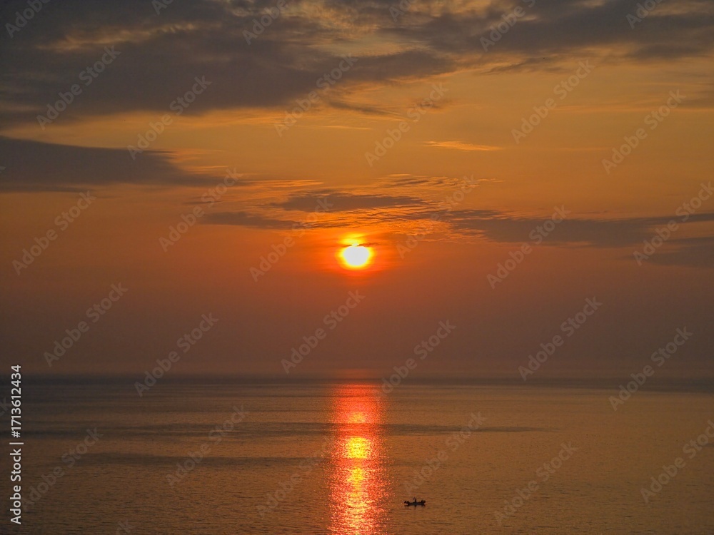 Fototapeta premium Summer seascape, dawn sunrise, beautiful sky colors, sun, sea, cloud background, beautiful sunrise scenery, Jeongdongjin sea, South Korea - 여름 자연, 새벽 일출, 아름다운 하늘, 태양, 바다, 구름 배경, 멋진 해돋이 풍경, 정동진 바다, 한국