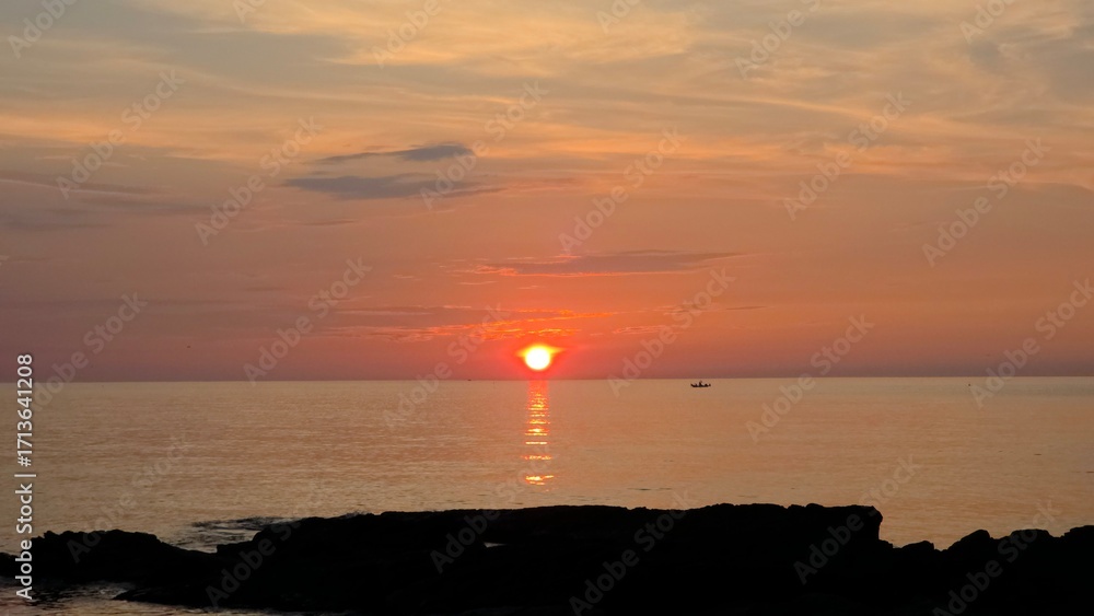 Fototapeta premium Summer seascape, dawn sunrise, beautiful sky colors, sun, sea, cloud background, beautiful sunrise scenery, Jeongdongjin sea, South Korea - 여름 자연, 새벽 일출, 아름다운 하늘, 태양, 바다, 구름 배경, 멋진 해돋이 풍경, 정동진 바다, 한국
