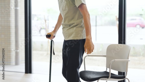 Bild auf Leinwand 杖をついて立ち上がるアジア人高齢者