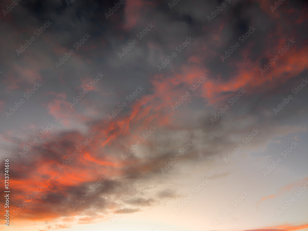 Naklejka premium Nubes anaranjadas alargadas