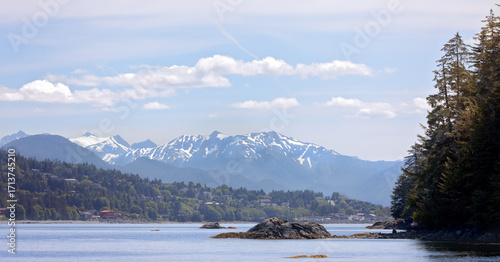 Fotografía Snow capped mountain range behind Sitka Alaska