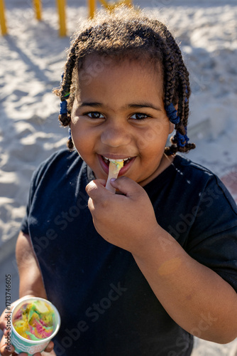 Tableau sur toile Family Ice Cream date at the beach