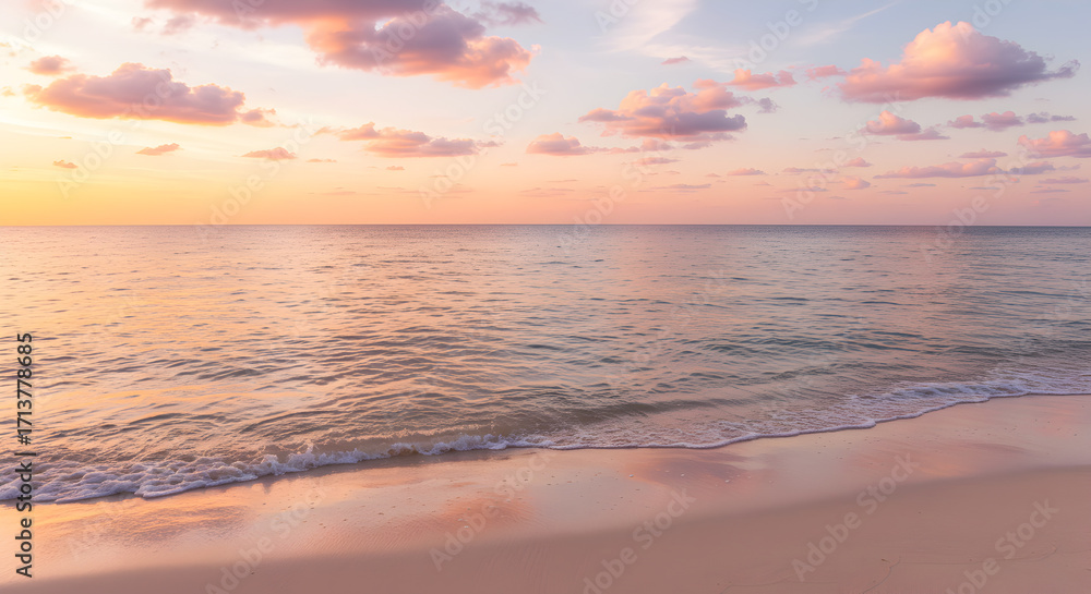 Obraz premium Calm Ocean Beach at Sunset with Pink Clouds and Sandy Shoreline