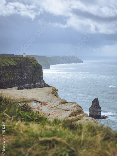 Foto A view of Sea Stack and Sea Stump, O'Brien's Tower and the Cliffs of Moher in Co