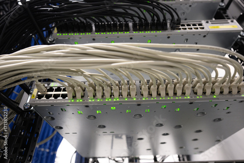 Netzwerk-Switch mit Kabelverbindungen