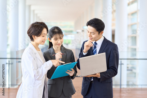 医者と営業のビジネスマン　製薬会社
