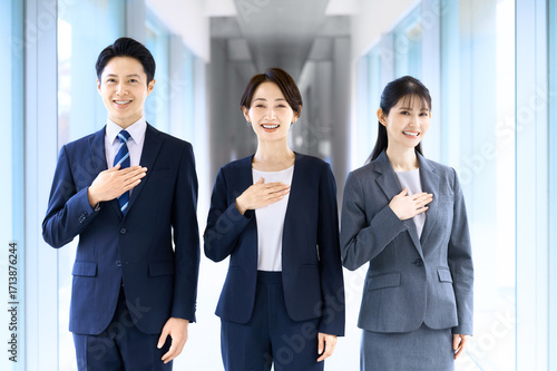 胸に手をあてるビジネスマン　チーム　男女
