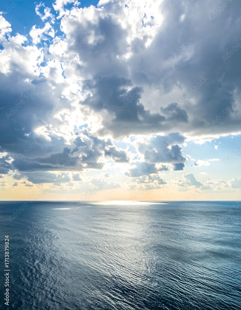 Fototapeta premium Vast ocean meeting a cloudy sky