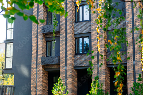 Fotografi A modern, business-class clubhouse with panoramic glazing, French balconies, underground parking, and well-developed infrastructure