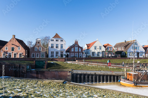 Blick über den Hafen in Greetsiel