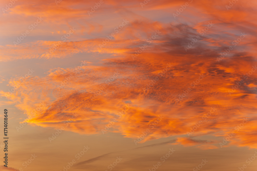 Obraz premium Serene sunset sky with twilight colors and dramatic clouds forming a vibrant natural background perfect for creative design use