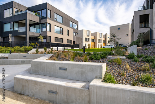 Schilderij op canvas "Modern residential apartment building complex with landscaped outdoor spaces and concrete seating in the communal courtyard garden in Australia