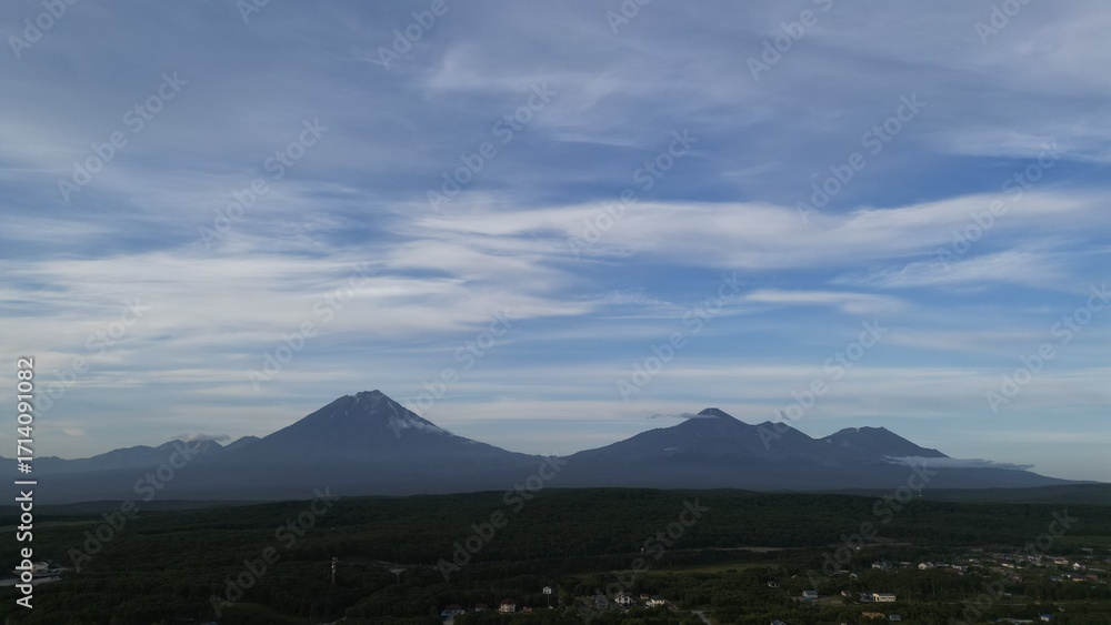 Naklejka premium A breathtaking landscape beautifully showcasing the majestic mountains set against a crystal clear sky
