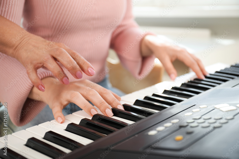 Obraz premium Tutor teaching woman to play piano indoors, closeup