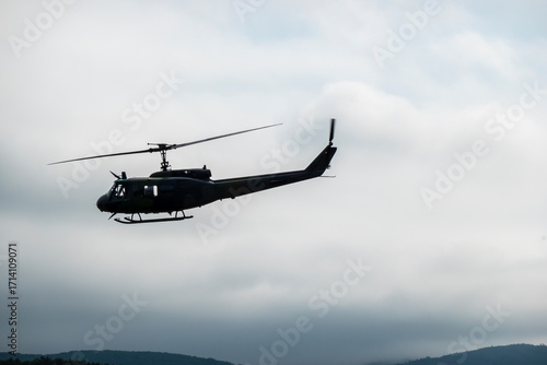 Foto The legendary American military helicopter UH-1 in the clouds