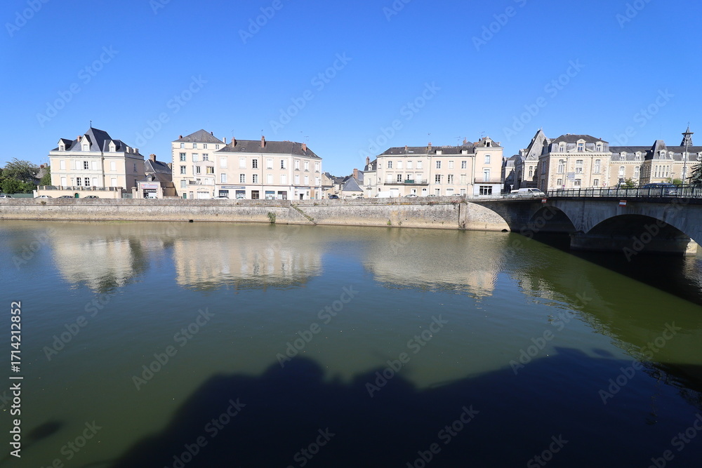Obraz premium La rivière la Mayenne, ville de Chateau Gontier sur Mayenne, département de la Mayenne, France