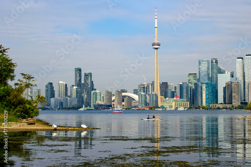 Cuadro en lienzo Paddleboards on Toronto's Inner Harbour with city skyline in background seen fro